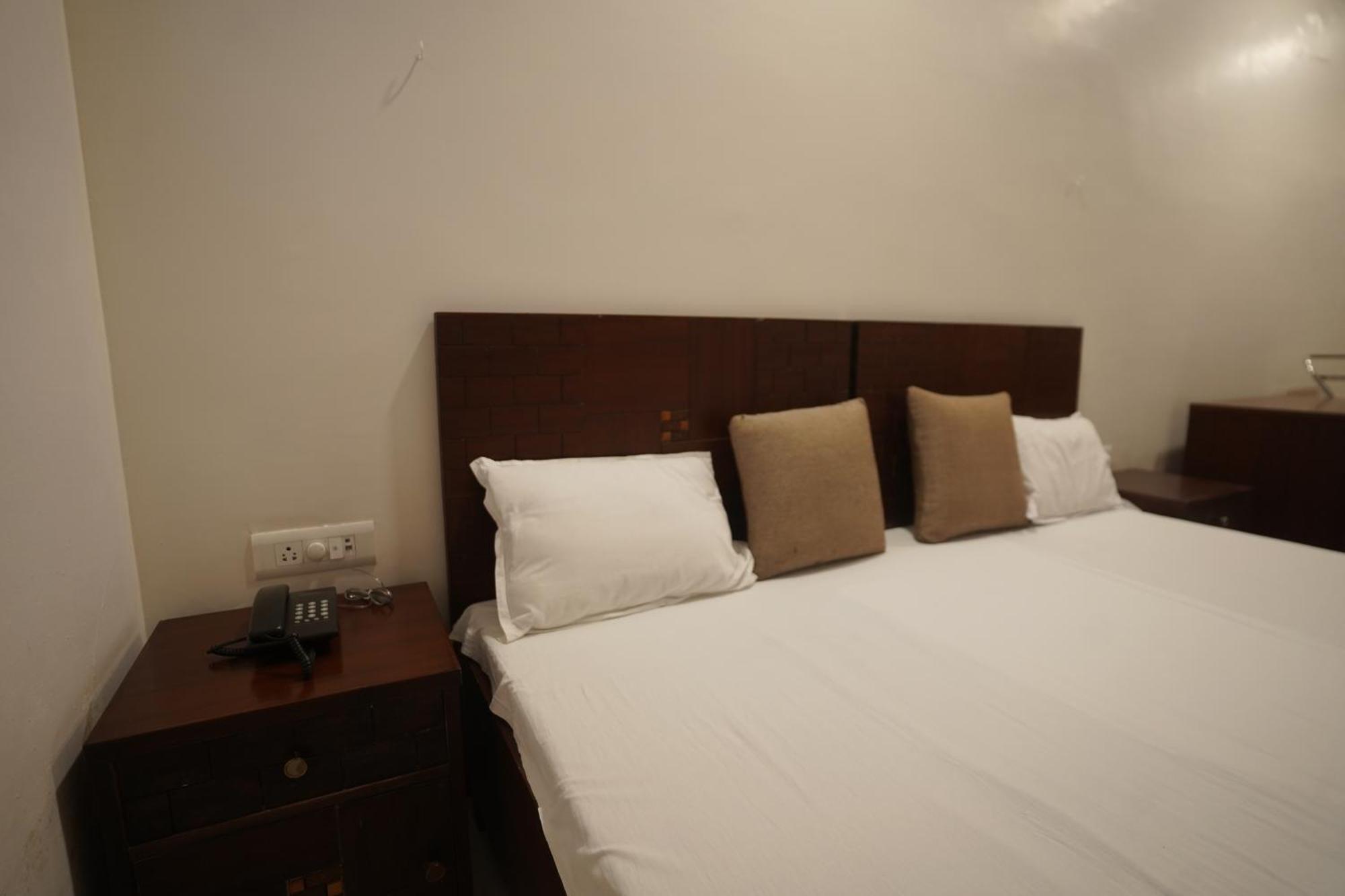 Narmada Vatika Hotel Джабалпур Екстериор снимка